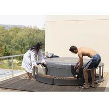 Aufblasbarer Whirlpool mit zwei Personen auf einer Terrasse