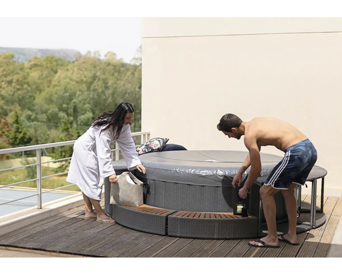 Aufblasbarer Whirlpool mit zwei Personen auf einer Terrasse