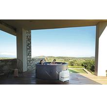 Aufblasbarer Whirlpool mit zwei Personen auf einer Terrasse mit Ausblick