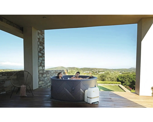 Aufblasbarer Whirlpool mit zwei Personen auf einer Terrasse mit Ausblick