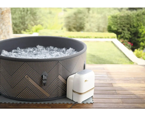 Aufblasbarer runder Whirlpool mit zugehöriger Steuereinheit im Aussenbereich.
