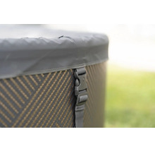 Detailansicht einer Whirlpoolabdeckung mit Verschlussriemen