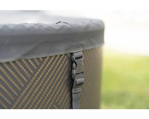 Detailansicht einer Whirlpoolabdeckung mit Verschlussriemen