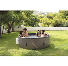 Aufblasbarer Whirlpool mit vier Personen im Garten.