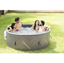 Aufblasbarer Whirlpool mit geometrischem Muster und vier Personen im Garten