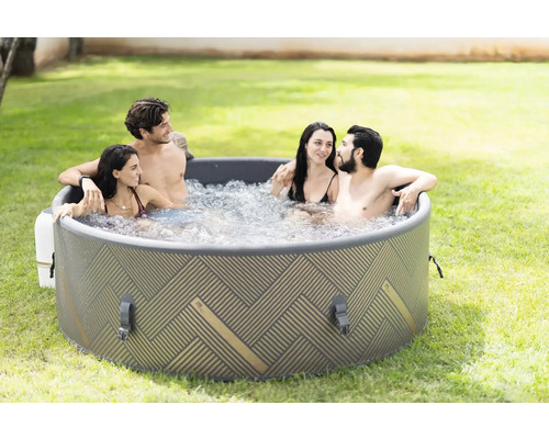 Aufblasbarer Whirlpool mit geometrischem Muster und vier Personen im Garten