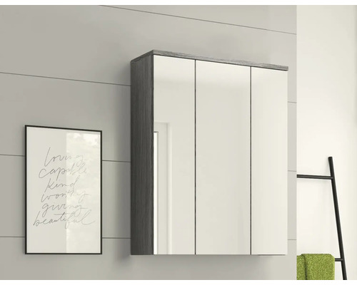 Badezimmer-Szene mit Spiegelschrank, Dekoration und Handtuchhalter