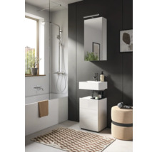 Badezimmer mit Badewanne, Duschabtrennung, Waschtisch, Spiegelschrank und Badteppich