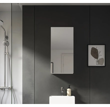 Badezimmer mit Dusche, Waschbecken, Spiegelschrank und Bild