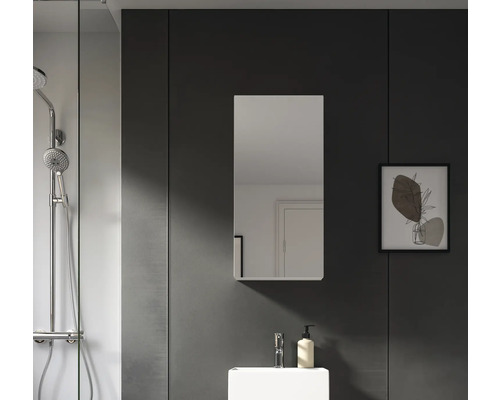 Badezimmer mit Dusche, Waschbecken, Spiegelschrank und Bild