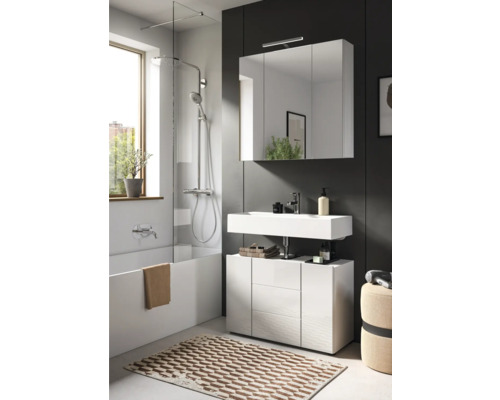 Badezimmer mit Badewanne, Duschabtrennung, Waschtisch, Spiegelschrank und Badteppich