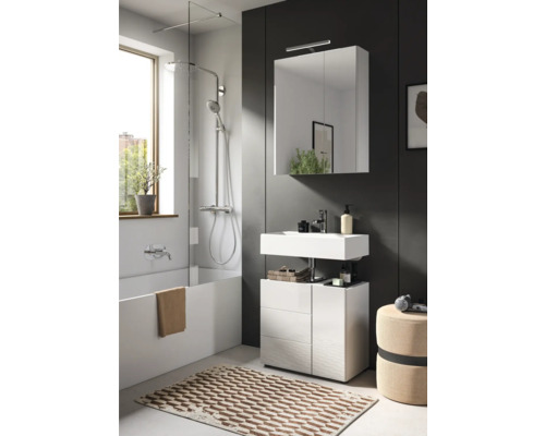 Badezimmer mit Badewanne, Duscharmatur, Waschtisch, Spiegelschrank und Badteppich