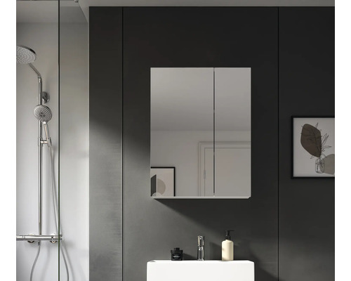 Badezimmer mit Spiegelschrank, Waschbecken und Dusche