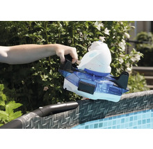 Eine Hand setzt einen Poolreiniger auf den Rand eines Pools.