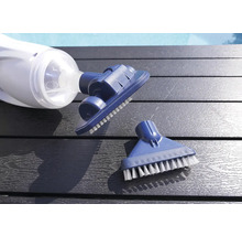 Poolsauger mit Bürstenaufsatz zur Reinigung von Pools