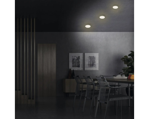 Esszimmer mit Esstisch, Stühlen und drei Deckenleuchten