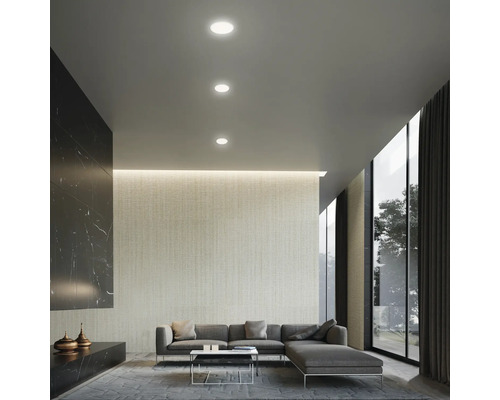 Wohnzimmer mit Deckeneinbaustrahlern, Sofa und Fensterfront