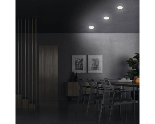 Esszimmer mit Esstisch, Stühlen, Kommode und Deckeneinbaustrahlern für eine helle Beleuchtung