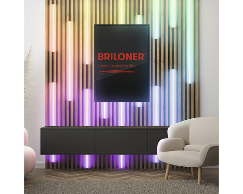 Wohnzimmer mit indirekter Beleuchtung, Lowboard und Sessel