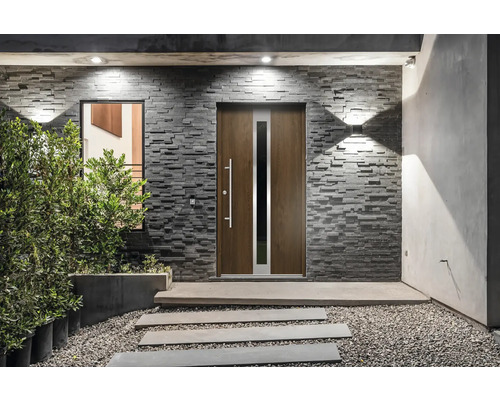 Außenansicht eines Hauses mit Haustür, Fenster und Steinweg