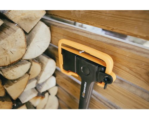 Fiskars Spaltaxt mit Holzscheiten