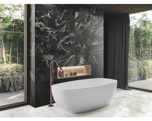 Badezimmer mit Badewanne, schwarzer Marmorwand und großem Fenster