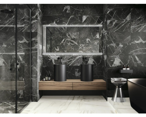 Modernes Badezimmer mit dunklen Marmorwänden, zwei Aufsatzwaschbecken und einer Dusche