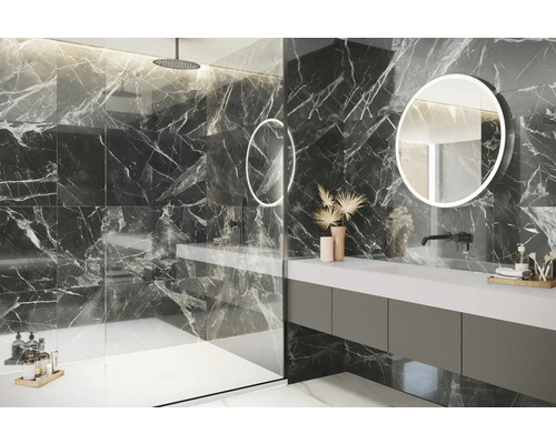Modernes Badezimmer mit Marmorfliesen, Waschtisch und runden Spiegeln mit Beleuchtung
