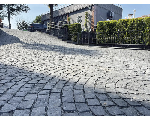Auffahrt gepflastert mit Natursteinen