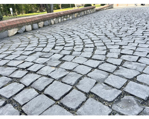 Pflastersteine aus Naturstein verlegt im Bogenmuster