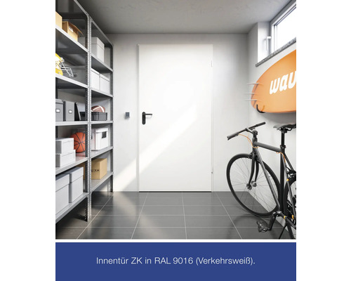 Weiße Innentür ZK in einem Kellerraum mit Fahrrad und Regal.