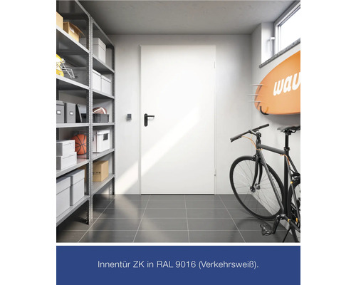 Szene eines Lagerraums mit einer Innentür, Regalen und einem Fahrrad.