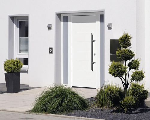 Außenansicht eines Hauses mit weißer Haustür und Pflanzen