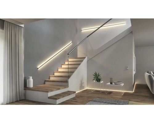 Treppenhaus mit Holzstufen und LED-Beleuchtung an Wand und Boden