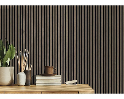 Innenraum mit Holzpaneelwand, Tisch, Pflanze, Stiften, Büchern und Tasse