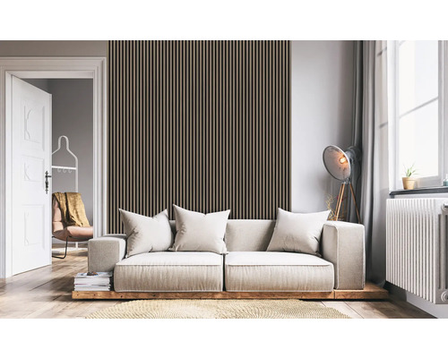 Wohnzimmer mit Holzpaneelwand, Sofa und Stehlampe