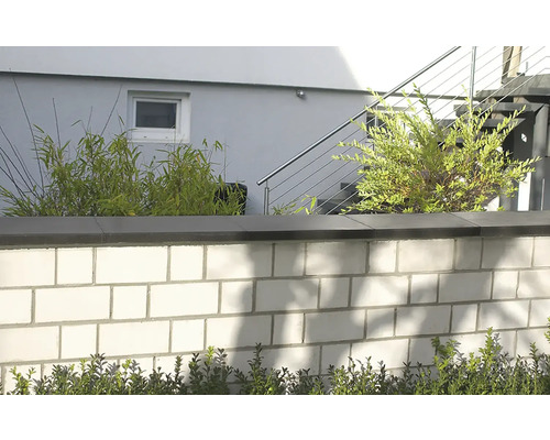 Gartenmauer aus Betonsteinen mit Pflanzen