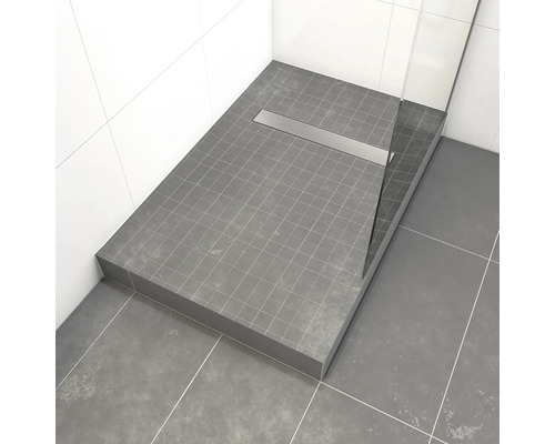 Ebenerdige Dusche mit Ablaufrinne und Fliesen