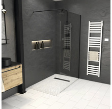 Modernes Badezimmer mit Dusche, Waschbecken und Handtuchwärmer