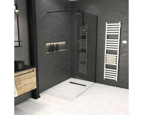 Modernes Badezimmer mit Dusche, Waschbecken und Handtuchwärmer