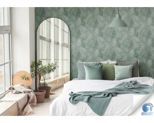 Schlafzimmer mit Bett, Zimmerpflanzen und Tapete mit Blattmuster