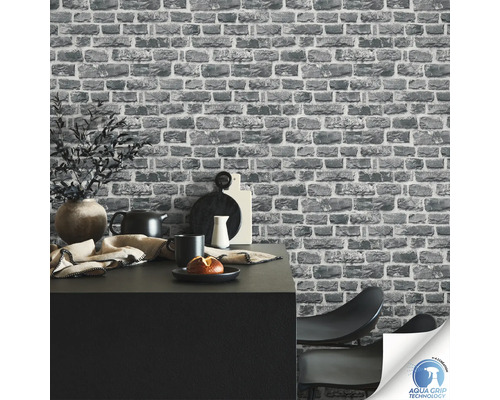 Wohnraum mit grauer Backsteintapete und Aqua Grip Technology Siegel