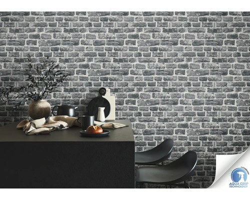 Nahaufnahme einer grauen Backsteintapete in einer dekorierten Küche mit Aqua Grip Technologie