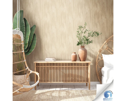 Helles Zimmer mit Rattanmöbeln, Kommode, Dekoration und Aqua Grip Technology Siegel