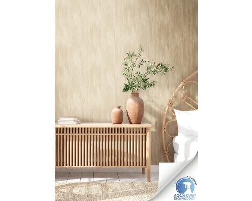 Heller Raum mit beiger Tapete in Holzoptik, Kommode und Deko