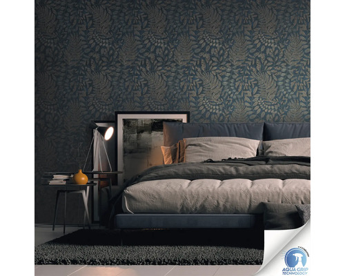 Schlafzimmer mit gemusterter Tapete, Bett, Nachttisch und Lampe