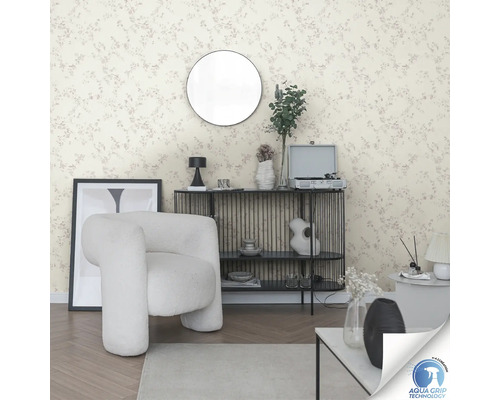 Wohnraum mit gemusterter Tapete, Sessel und Dekorationen