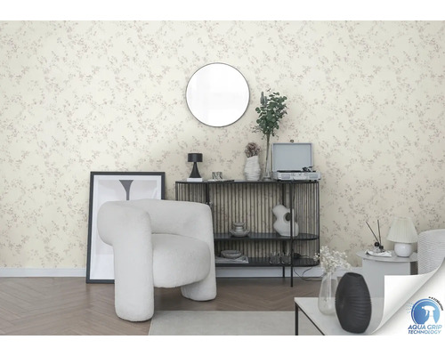 Wohnraum mit floral gemusterter Tapete, Sessel und Dekoration