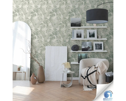 Wohnzimmer mit Blattmuster-Tapete, Regalen und Dekorationen für eine gemütliche Atmosphäre