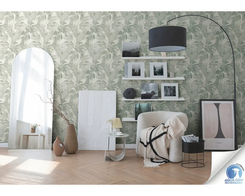 Dekoratives Interieur mit tropischer Muster Tapete, Spiegel und Möbeln